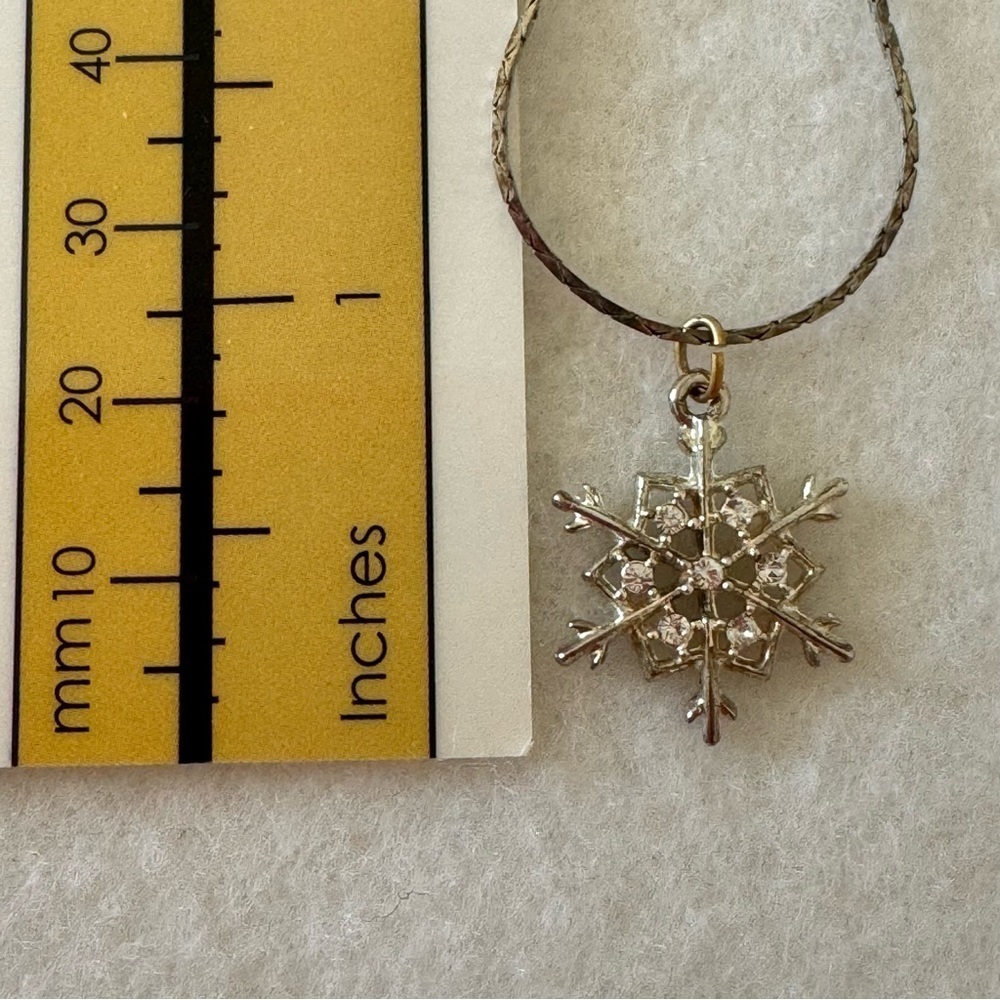 Vintage Silver Diamond Rhinestone Snowflake Charm Pendant Vintage Necklace - Picture 12 of 13